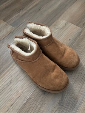 Damaged Chestnut ultra mini UGGS Size 8